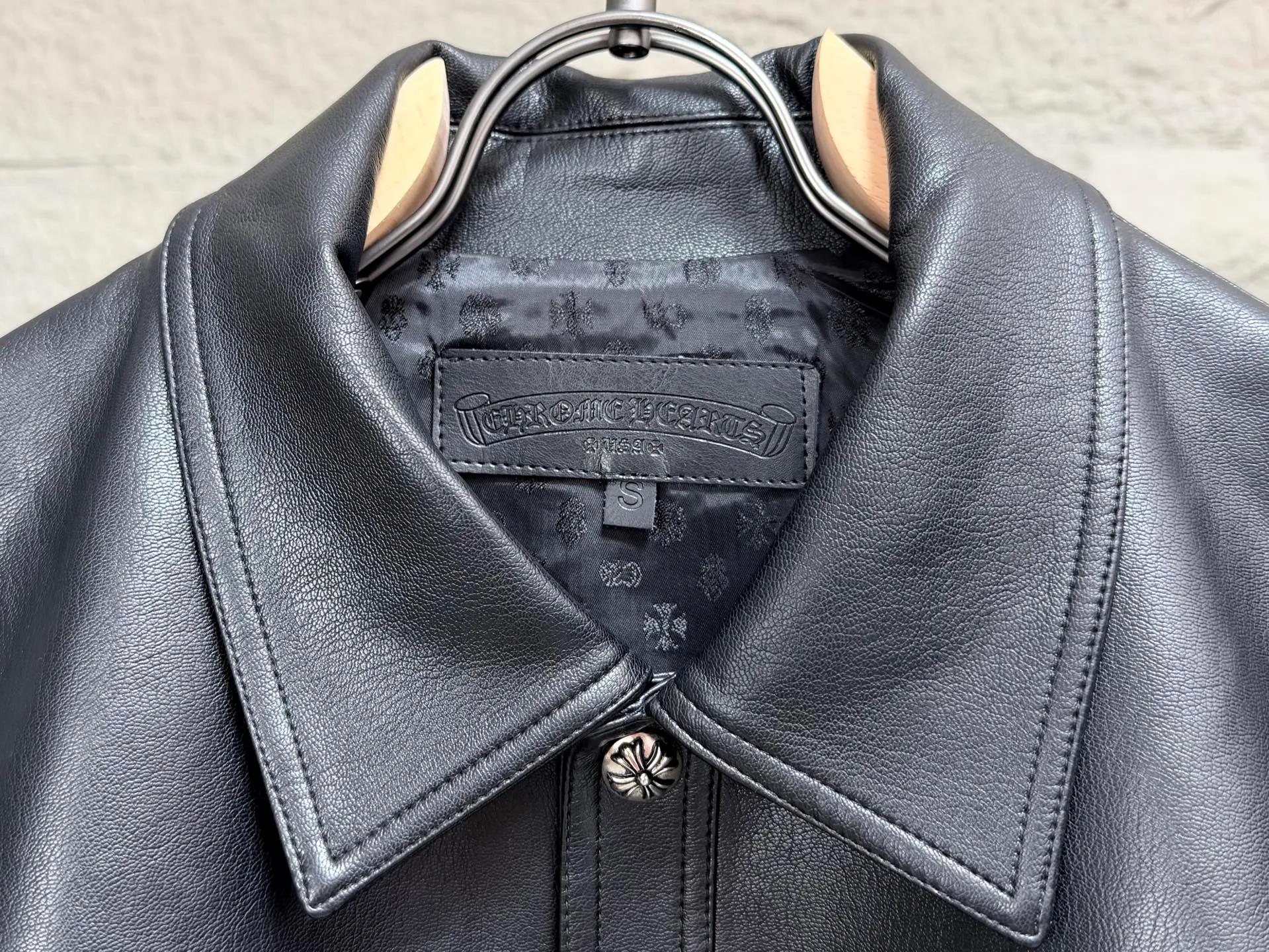 CH/Cro Heart Arm Large Embroidered Leather Jacket "64000 Purchase Development" "Appliqué Embroidery Production" CHNew Arrival Arm Large Embroidered Leather Jacket. Full size shipping. The fabric is custom-woven using Black pebbled Genuine Leather material. Customized silk jacquard logo lining. Embroidery is machine processed. Appliqué embroidery process. Back imported template machine shape. Customized Genuine Leather trademark. Customized Genuine Leather Size Customized 5.8cm metal logo mark. Customized 18mm four-button button. Customized 18mm two-button button. Customized accessories. Same Style for men and women. Full of street feel. The workmanship details are very good. The overall line is straight and delicate, the fabric is comfortable and soft, and the color is consistent without color difference. It can be matched with Same Style to create a fashionable look and control various occasions. Customized accessories, complete three labels, same style for men and women! "Fit fit" "York" Size: S M L